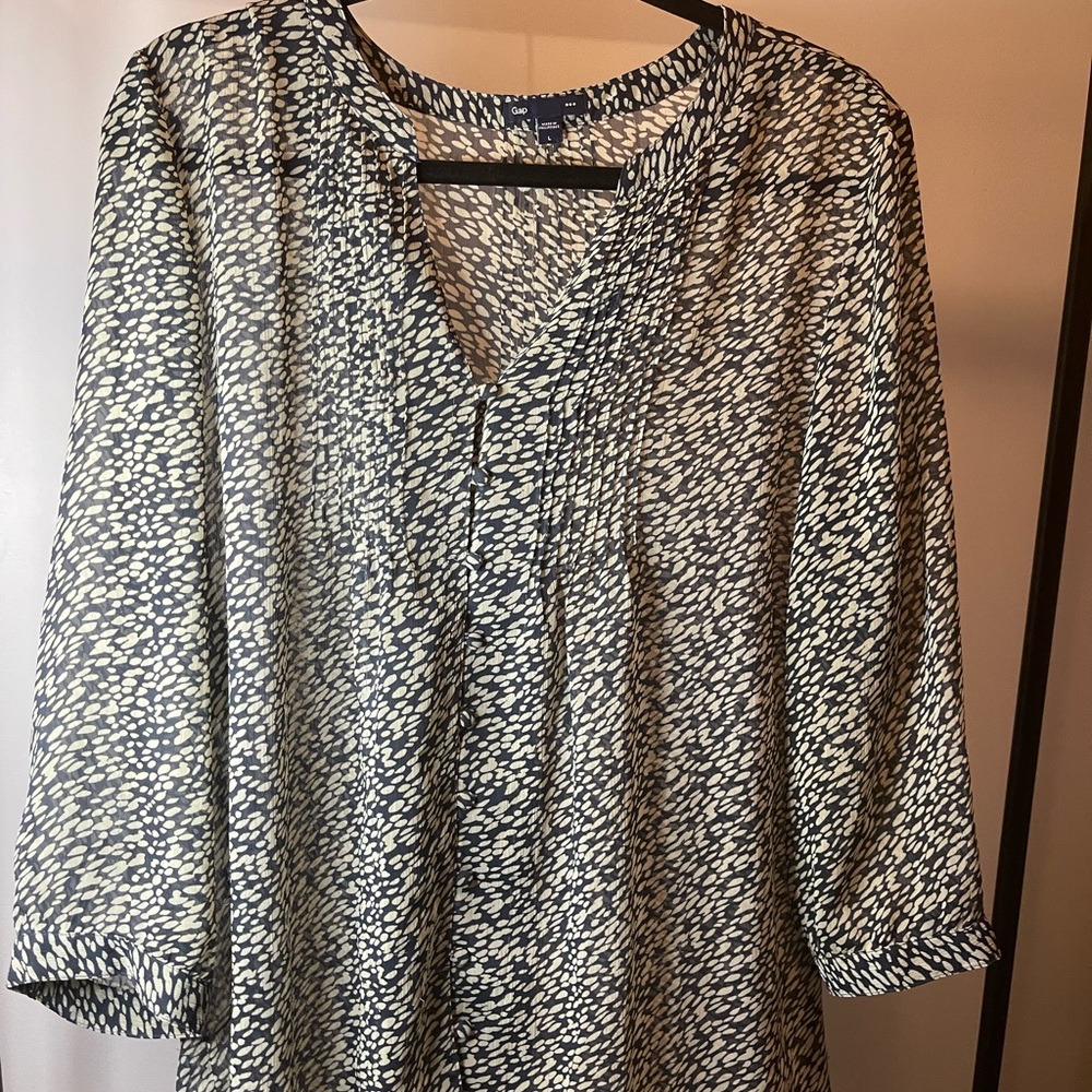 GAP L womens blouse. Polka dot design on Navy